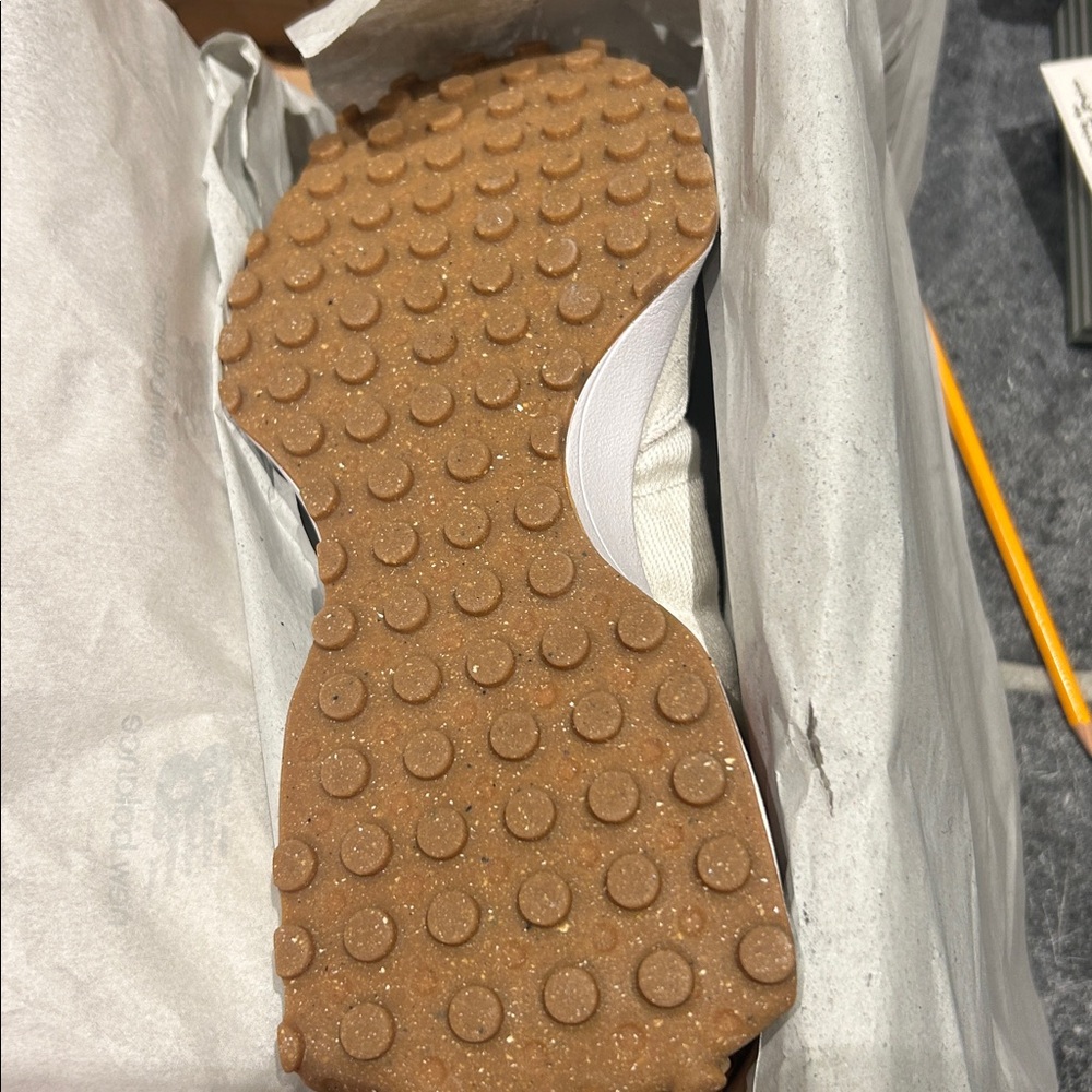 New Balance Women’s Cream and suede leather Sneakers - Picture 3 of 5